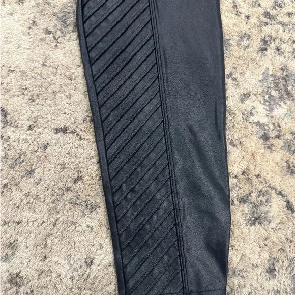 Faux Leather Moto Leggings | Very Black
Spanx / large pet & smoke free - Picture 3 of 6